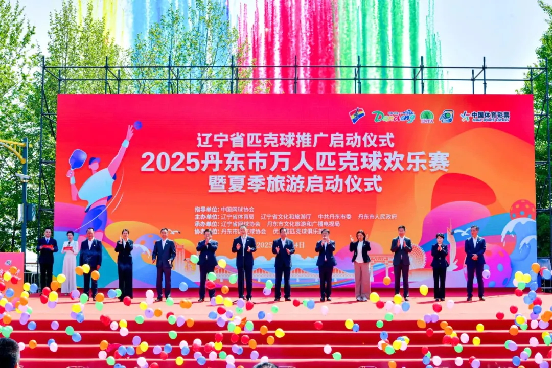 “苏超”爆梗出圈，13城battle征服全网！从球场到街头，足球鞋服跨界时尚圈ing~LV、PUMA等品牌集体入局