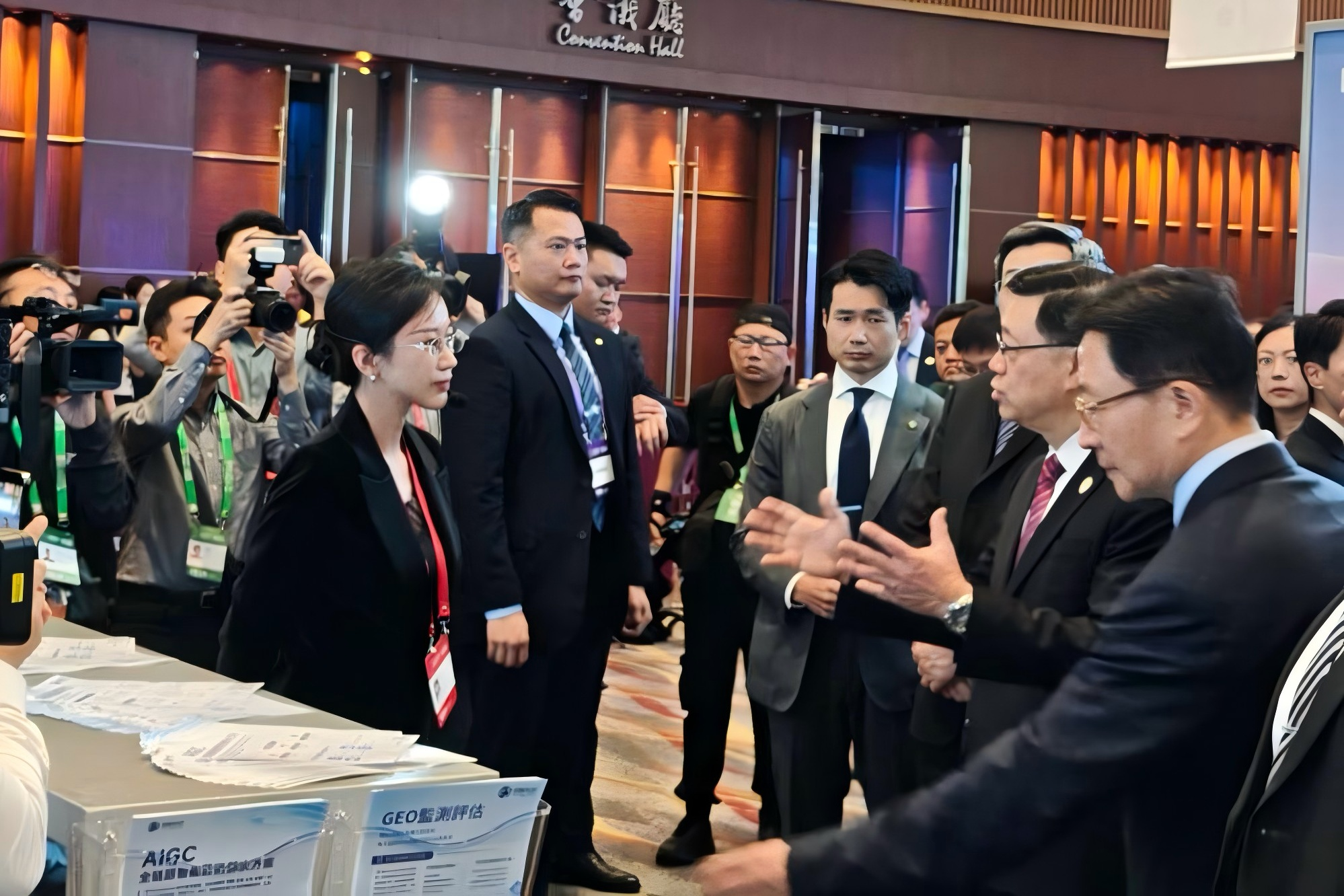 香港特首李家超一行莅临世界互联网大会亚太峰会明略科技展台交流，共话AI赋能产业发展