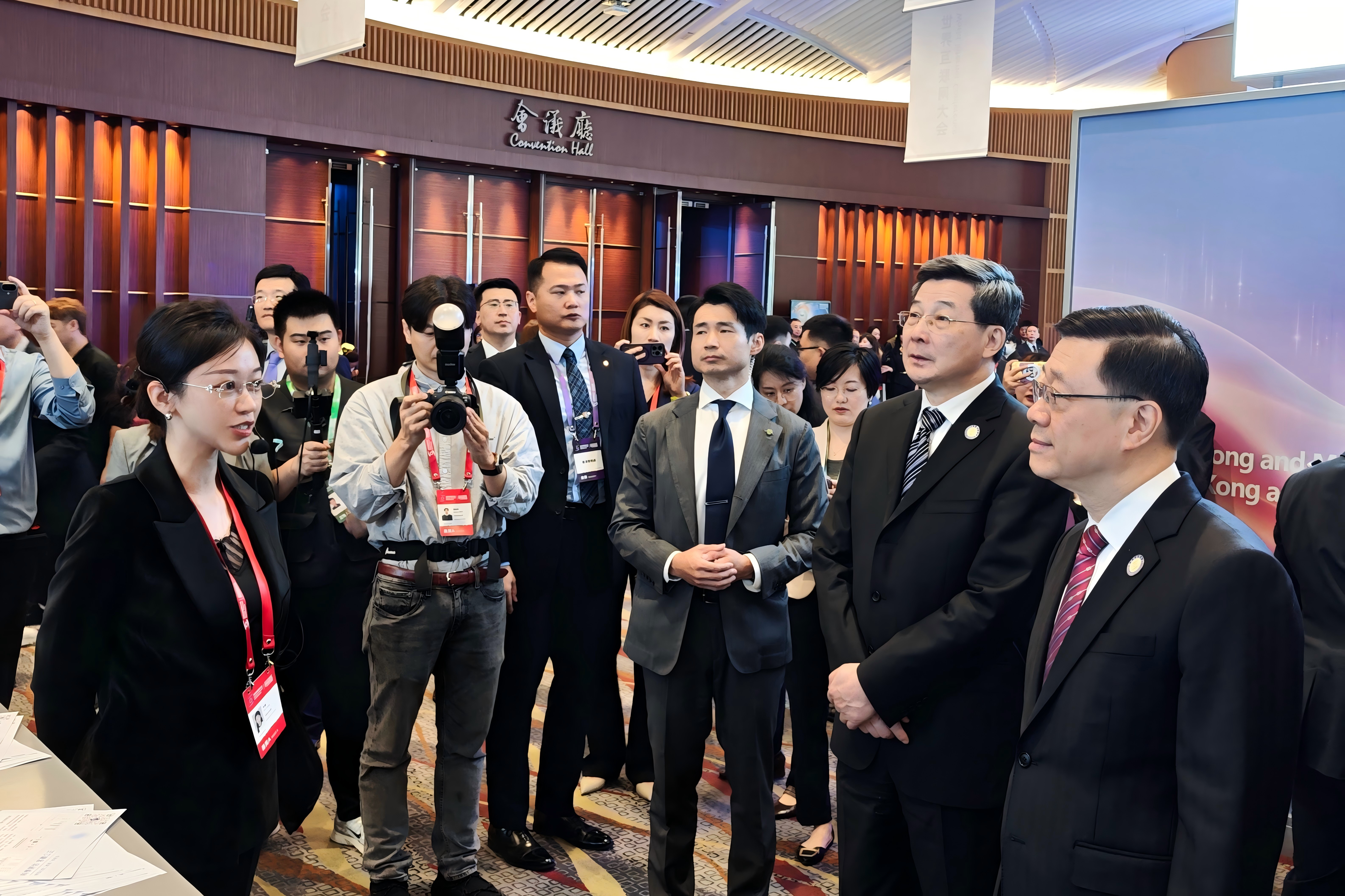 香港特首李家超一行莅临世界互联网大会亚太峰会明略科技展台交流，共话AI赋能产业发展