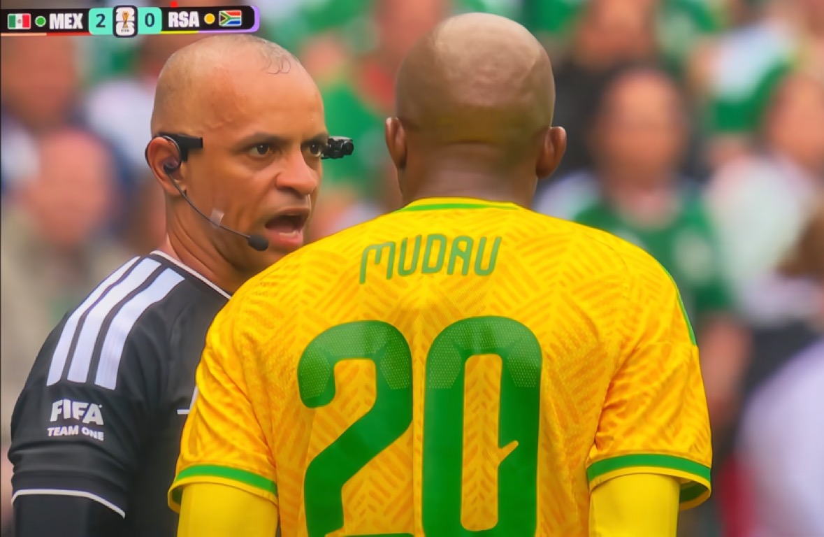 南非球员听不懂裁判英语一脸懵,FIFA:“那您看看这版花开富贵~” 南非球员听不懂裁判英语一脸懵,FIFA:“那您看看这版花开富贵~”